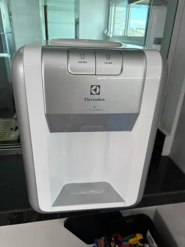 Bebedouro Electrolux com galão de água