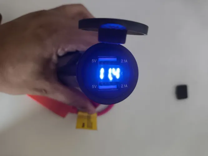 Tomada automotiva com 2 entrada USB e multímetro