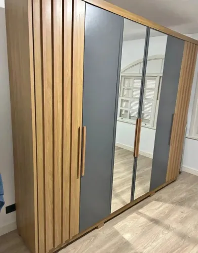 Vendo guarda roupa lindo com espelho