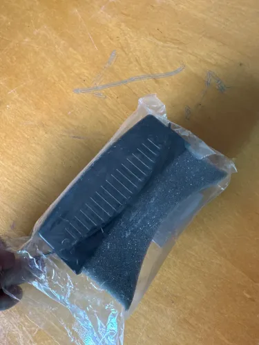 APLICADOR PNEU PRETINHO EM ESPUMA COM BASE DE PLASTICO