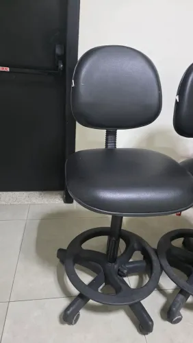 Cadeira de rodinhas para bancadas em couro