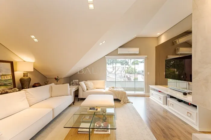 Townhouse à venda no Mercês, 176 m², ático com lareira.