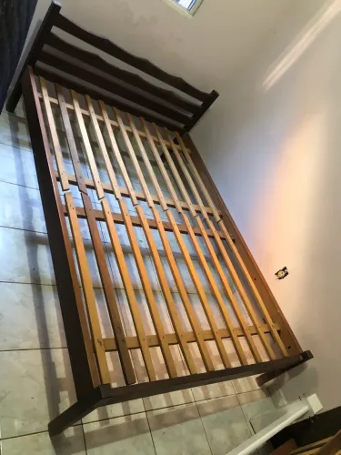 Cama de Casal em Madeira Maciça - Resistente e Conservada