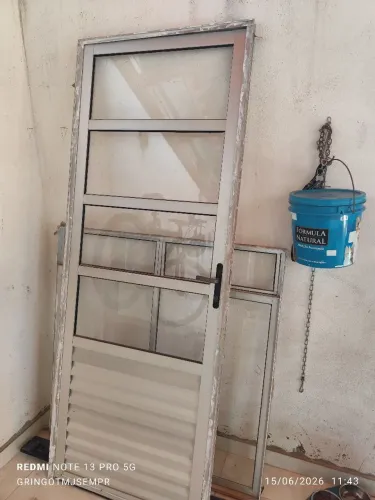Vende-se Porta e janela de alumínio usada porém em excelente estado de conservação!
