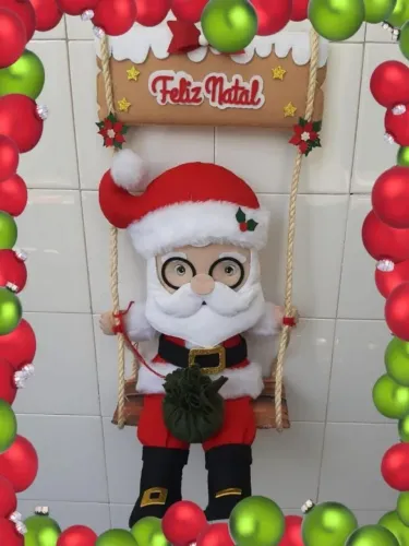 Papai Noel em feltro no balanço - Aprox. 80cm com a corda do balanço
