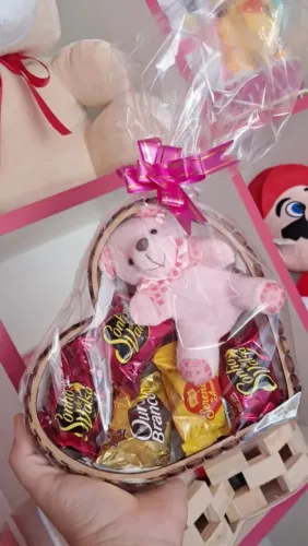 Coração com urso e chocolates 