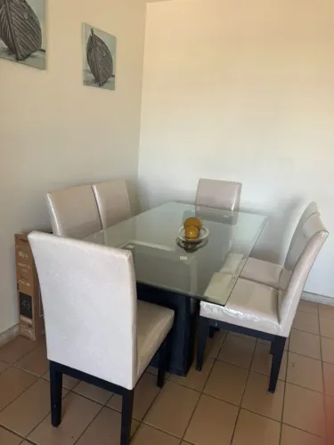 Mesa com 6 cadeiras e guarda roupa casal