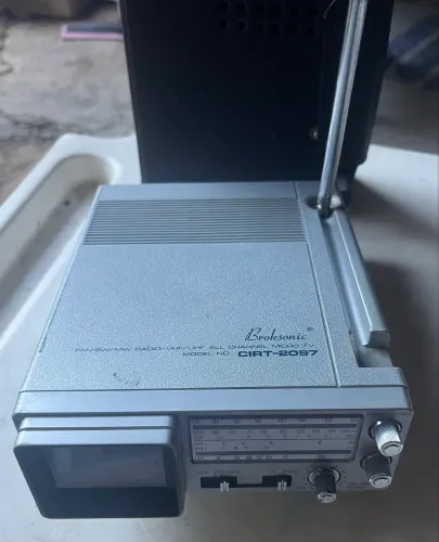 Rádio portátil com mini TV da Broksonic