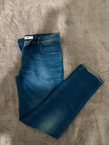 Calça Jeans Lacoste Slim fit- azul escuro (tamanho 42/W33)
