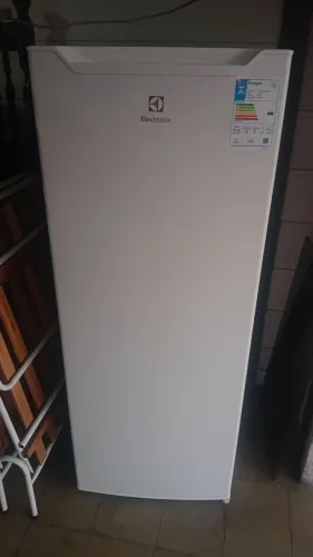 Geladeira semi nova sem detalhes, pouco tempo de uso