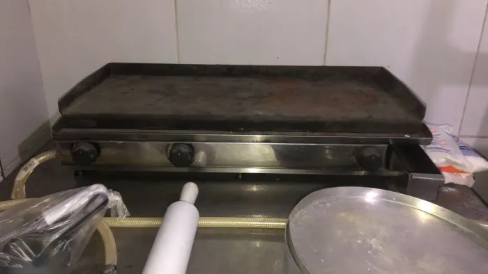 Vendo forno de pizza , chapa de hamburguer e alguns utensílios