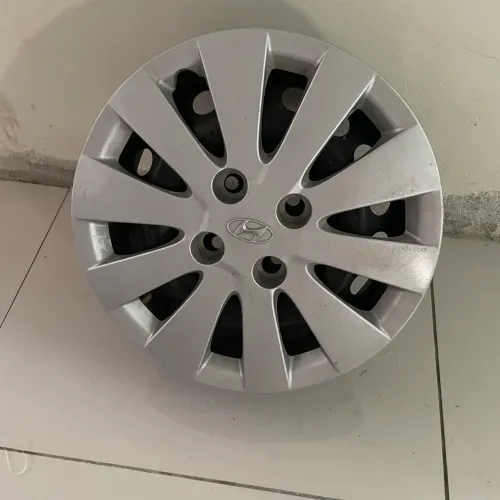 Rodas com calotas e parafusos