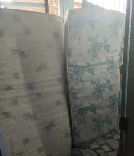 Vendo 2 colchão de solteiro