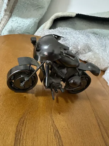 Moto esculpida em ferro fundido 