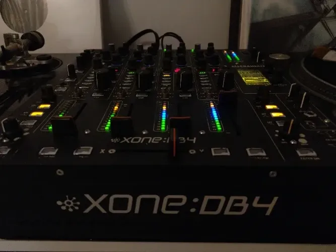 Mixer Allen & Heath Xone DB:4