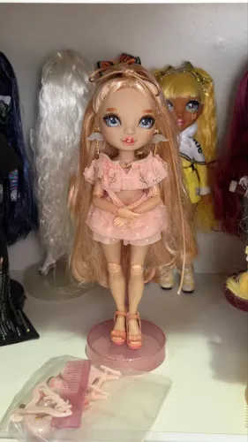 Boneca Rainbow High Victoria