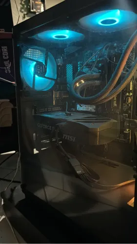 PC Gamer Ryzen 7 7800x3D + RTX 5070