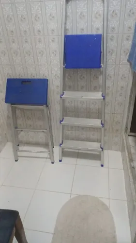 Duas escadas de alumínio usadas