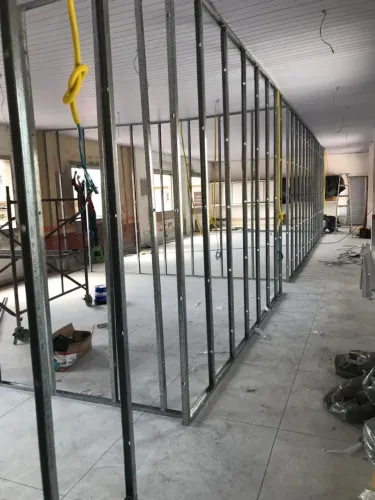 Tudo em drywall, forro e divisórias