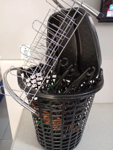 Cesto de roupas, cabides, escorredor de pratos, bacia pra pes
