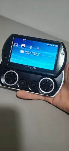 PSP GO com desbloqueio e vários jogos instalados 