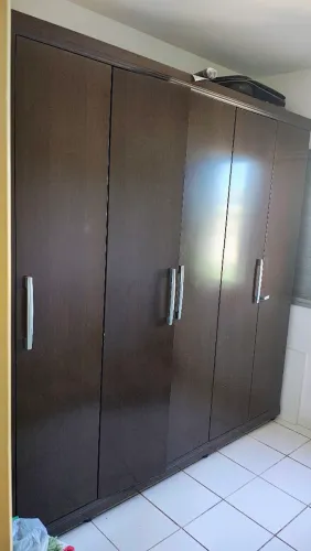 Guarda roupas lindo e espaçoso.