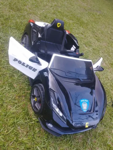 Ferrari polícial importada ....nova usada 2 vezes....