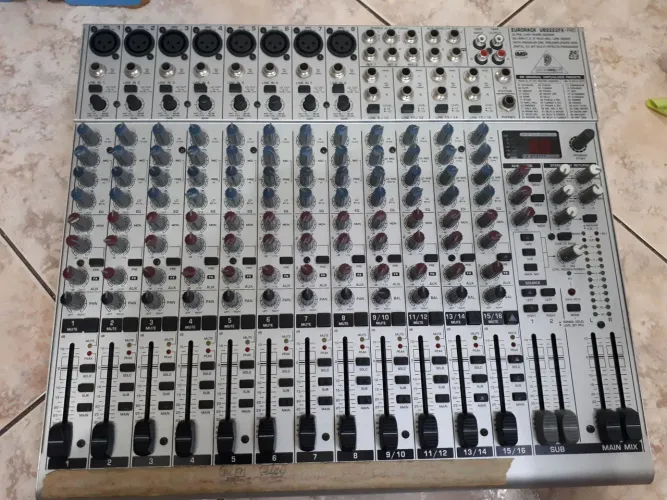 Mesa de Som Behringer Eurorack UB2222FX-PRO - Preço Sensacional!