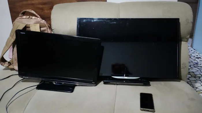 2 tvs com defeito 22 e 32 ". 70 reais 