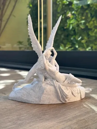 Escultura Eros e Psiquê Reanimada Pelo Beijo Do Amor 15cm