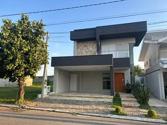Sobrado para venda possui 270 metros quadrados com 4 quartos