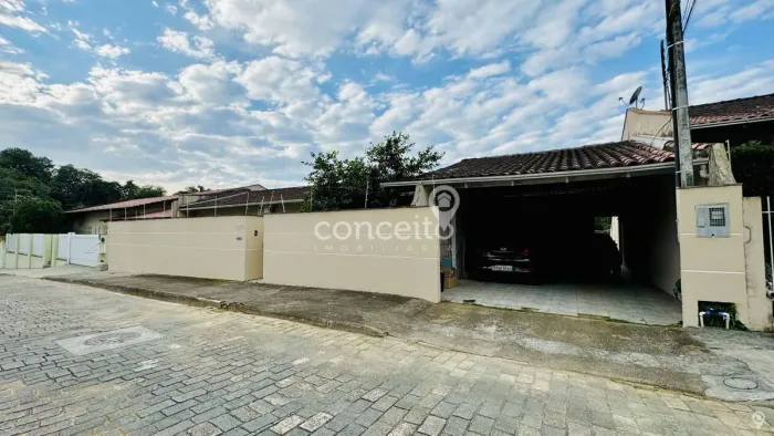 Casa com Piscina 4 Dormitórios e 4 Vagas na Velha!