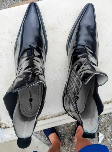 Bota Cow Way couro verniz preta