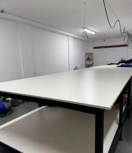 Mesa de corte em Fórmica de Metalon