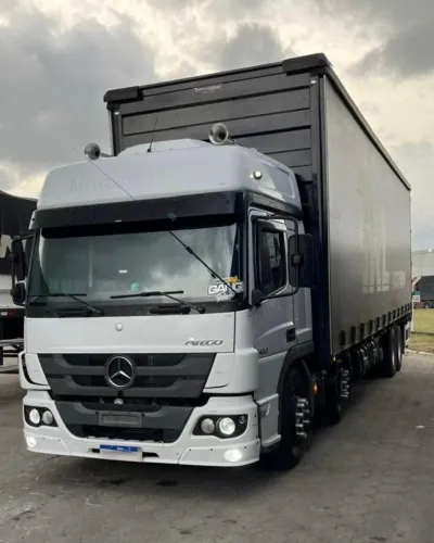 2021 Mercedes-Benz ATEGO 2430 8x2 (bitruck). ÓTIMO ESTADO.