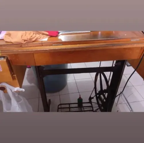 um gabinete de maquina pretinha com pé de ferro