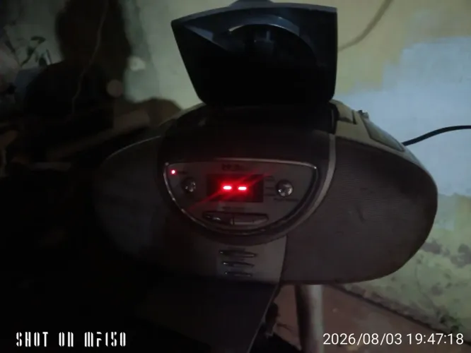 Vendo rádio e toca CD acende as luzes maís não funciona falta antena 