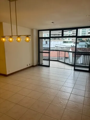 BS IMOBILIÁRIA VENDE Excelente apartamento de 4 quartos sendo duas suítes em rua super tra
