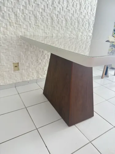 Mesa com base em Mdf, tampo em Laca e Vidro