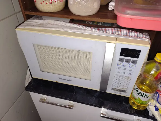 Microondas quebrado para retirar peças. 