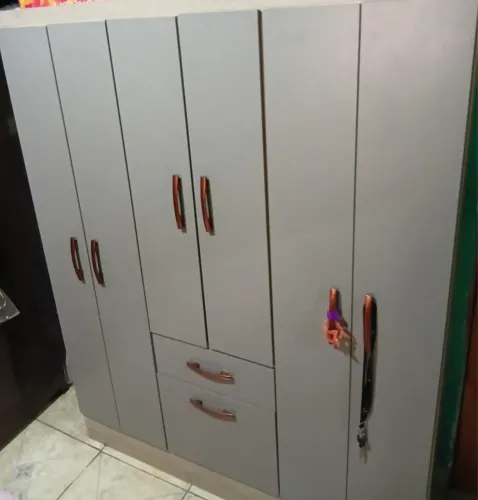 Vende-se guarda roupa semi Novo