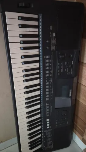 Teclado Yamaha E-463, com estante
