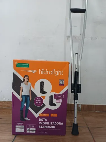 Bota ortopédica + muleta axilar