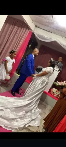 Lindo vestido de noiva prá vc brilhar no seu grande dia.