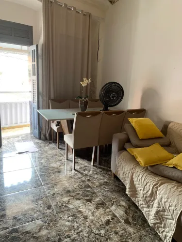 Quarto para moça no centro