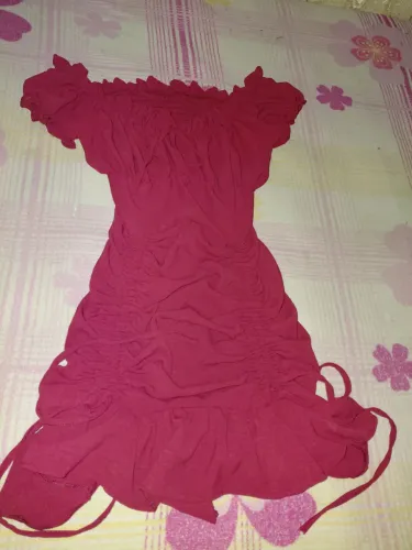 Vendo vestido na cor vinho