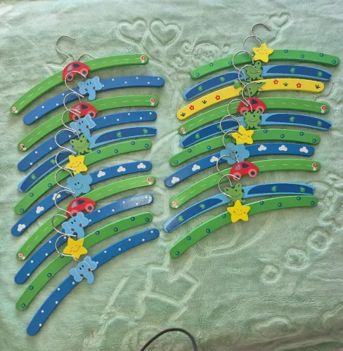 Cabides de roupa infantil