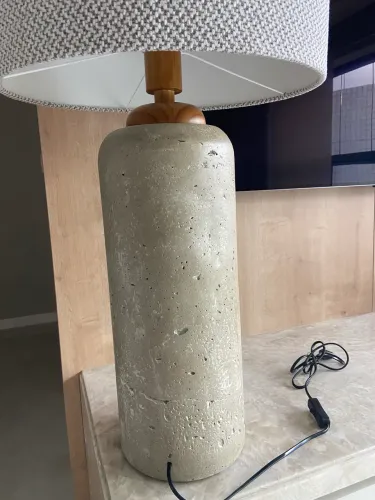 Vendo Abajur com base em pedra