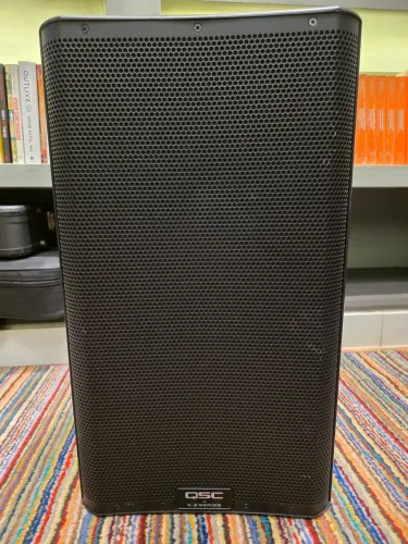 Caixa ativa PA QSC K12.2 (K.2 SERIES) - 2000 watts de potência 