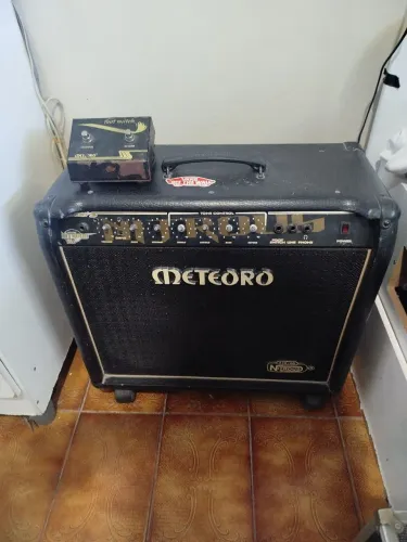 Amplificador Meteoro Nitrous + footswitch